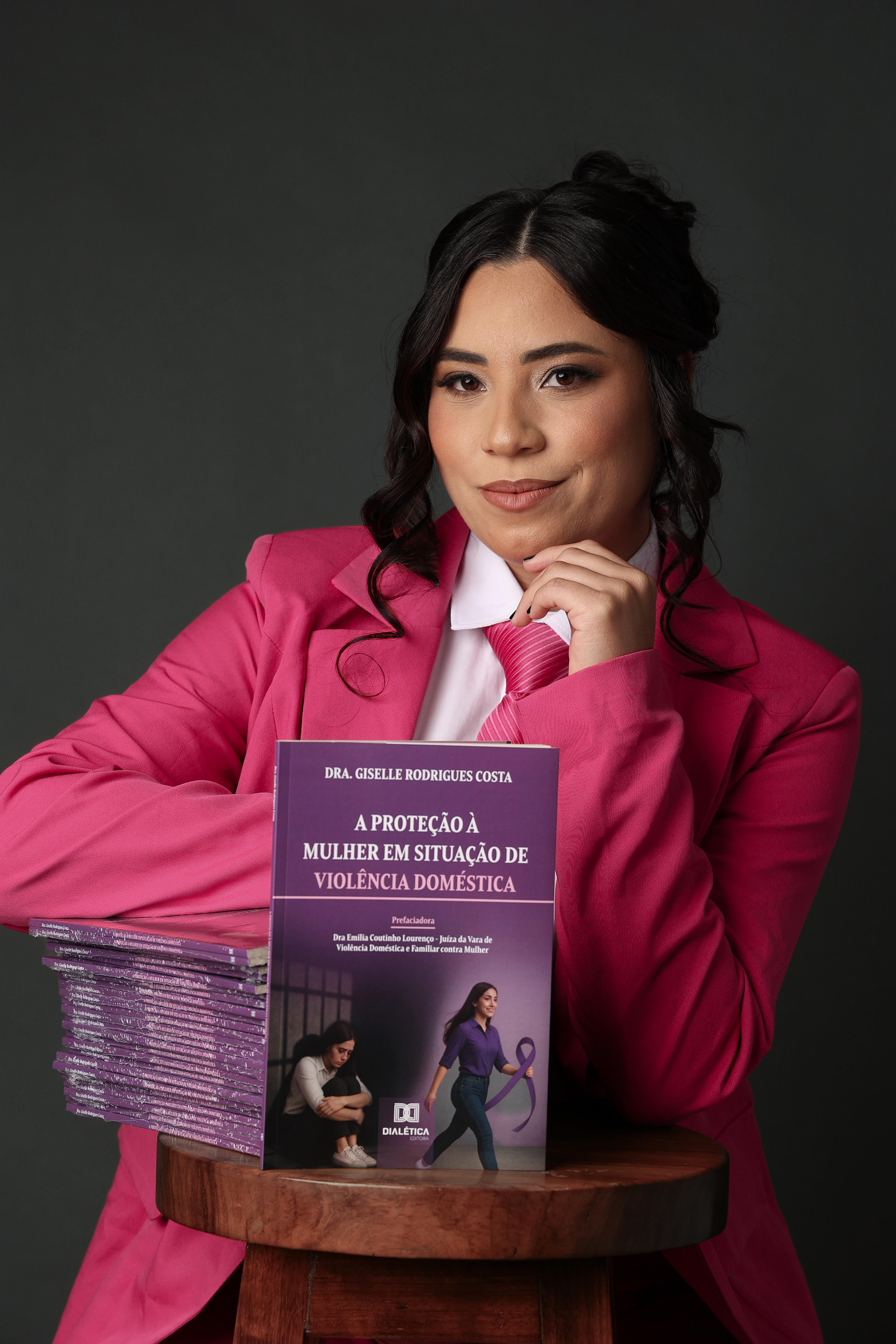 Dra. Giselle Rodrigues Costa com seu livro jurídico